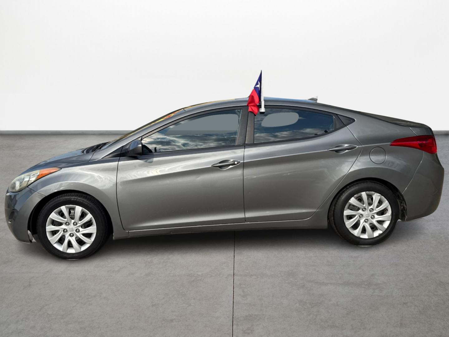 2013 Gray Hyundai Elantra Limited (5NPDH4AE9DH) with an 1.8L L4 DOHC 16V engine, 6-Speed Automatic transmission, located at 16710 Clay Rd., Houston, TX, 77084, (281) 859-7900, 29.834864, -95.656166 - Photo#7