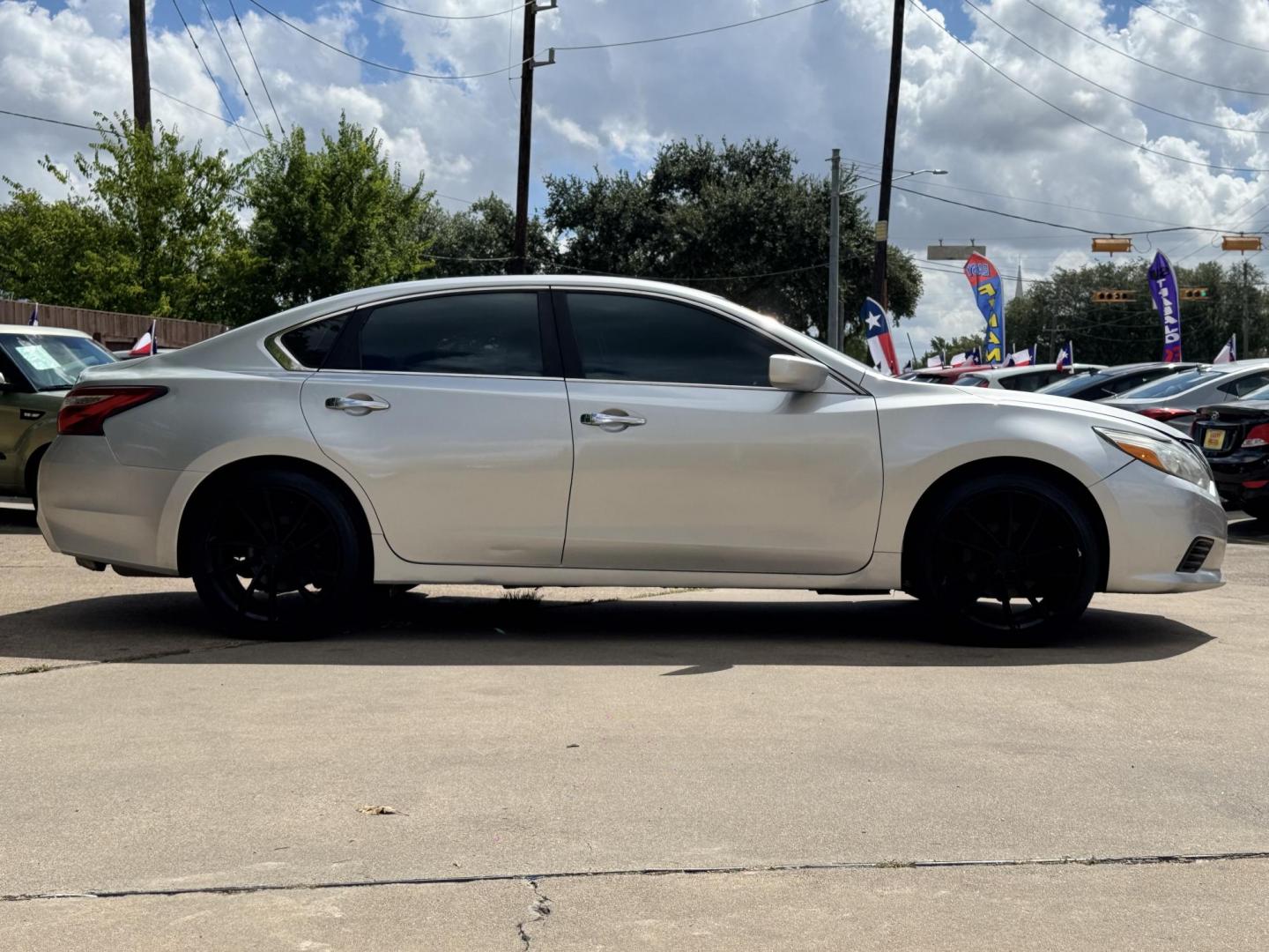 2016 Silver /gray Nissan Altima 2.5 SL (1N4AL3AP5GC) with an 2.5L L4 DOHC 16V engine, CVT transmission, located at 16710 Clay Rd., Houston, TX, 77084, (281) 859-7900, 29.834864, -95.656166 - Photo#2