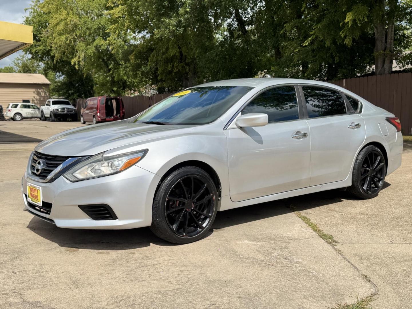 2016 Silver /gray Nissan Altima 2.5 SL (1N4AL3AP5GC) with an 2.5L L4 DOHC 16V engine, CVT transmission, located at 16710 Clay Rd., Houston, TX, 77084, (281) 859-7900, 29.834864, -95.656166 - Photo#6