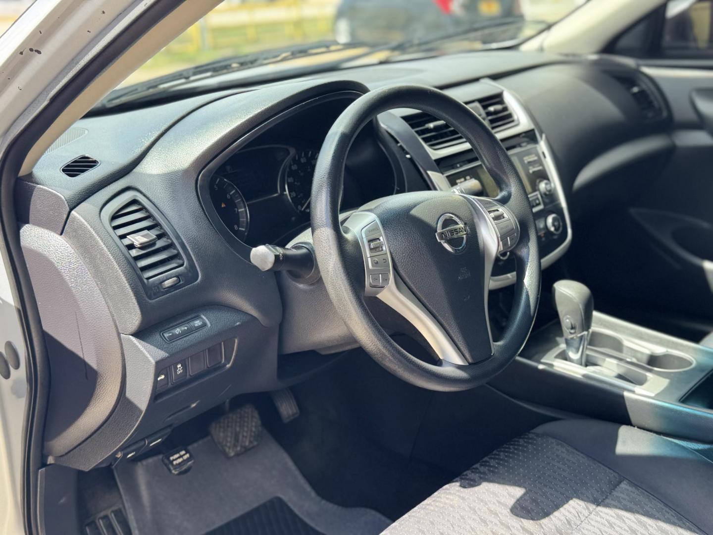 2016 Silver /gray Nissan Altima 2.5 SL (1N4AL3AP5GC) with an 2.5L L4 DOHC 16V engine, CVT transmission, located at 16710 Clay Rd., Houston, TX, 77084, (281) 859-7900, 29.834864, -95.656166 - Photo#9
