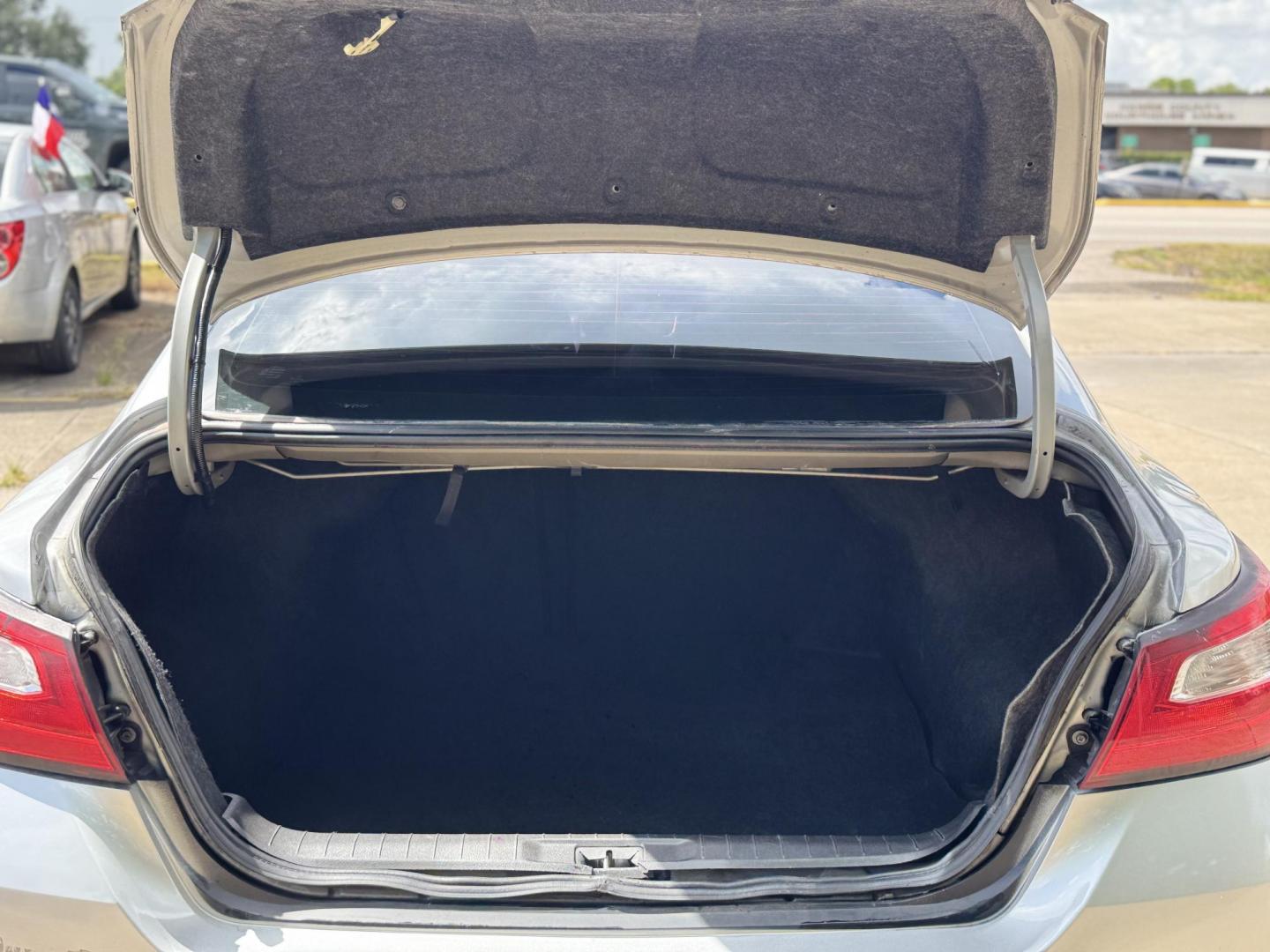 2016 Silver /gray Nissan Altima 2.5 SL (1N4AL3AP5GC) with an 2.5L L4 DOHC 16V engine, CVT transmission, located at 16710 Clay Rd., Houston, TX, 77084, (281) 859-7900, 29.834864, -95.656166 - Photo#12