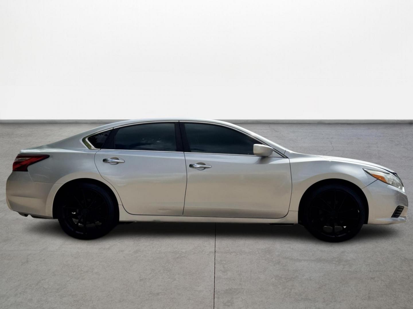 2016 Silver /gray Nissan Altima 2.5 SL (1N4AL3AP5GC) with an 2.5L L4 DOHC 16V engine, CVT transmission, located at 16710 Clay Rd., Houston, TX, 77084, (281) 859-7900, 29.834864, -95.656166 - Photo#2