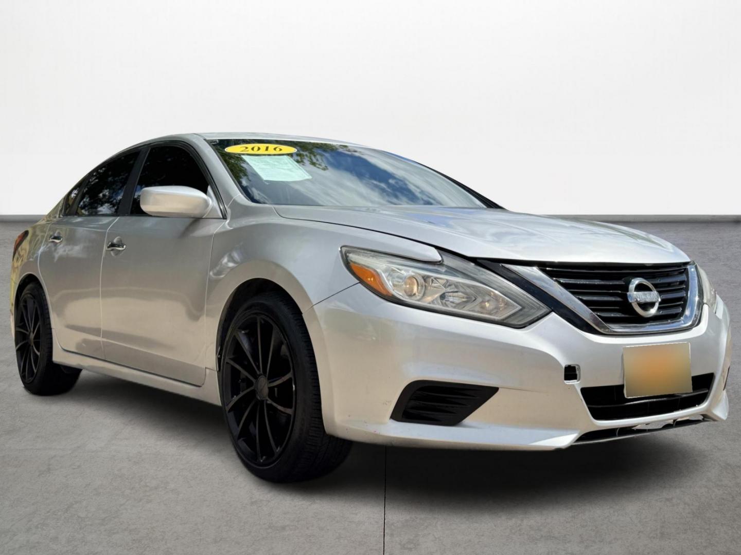 2016 Silver /gray Nissan Altima 2.5 SL (1N4AL3AP5GC) with an 2.5L L4 DOHC 16V engine, CVT transmission, located at 16710 Clay Rd., Houston, TX, 77084, (281) 859-7900, 29.834864, -95.656166 - Photo#1