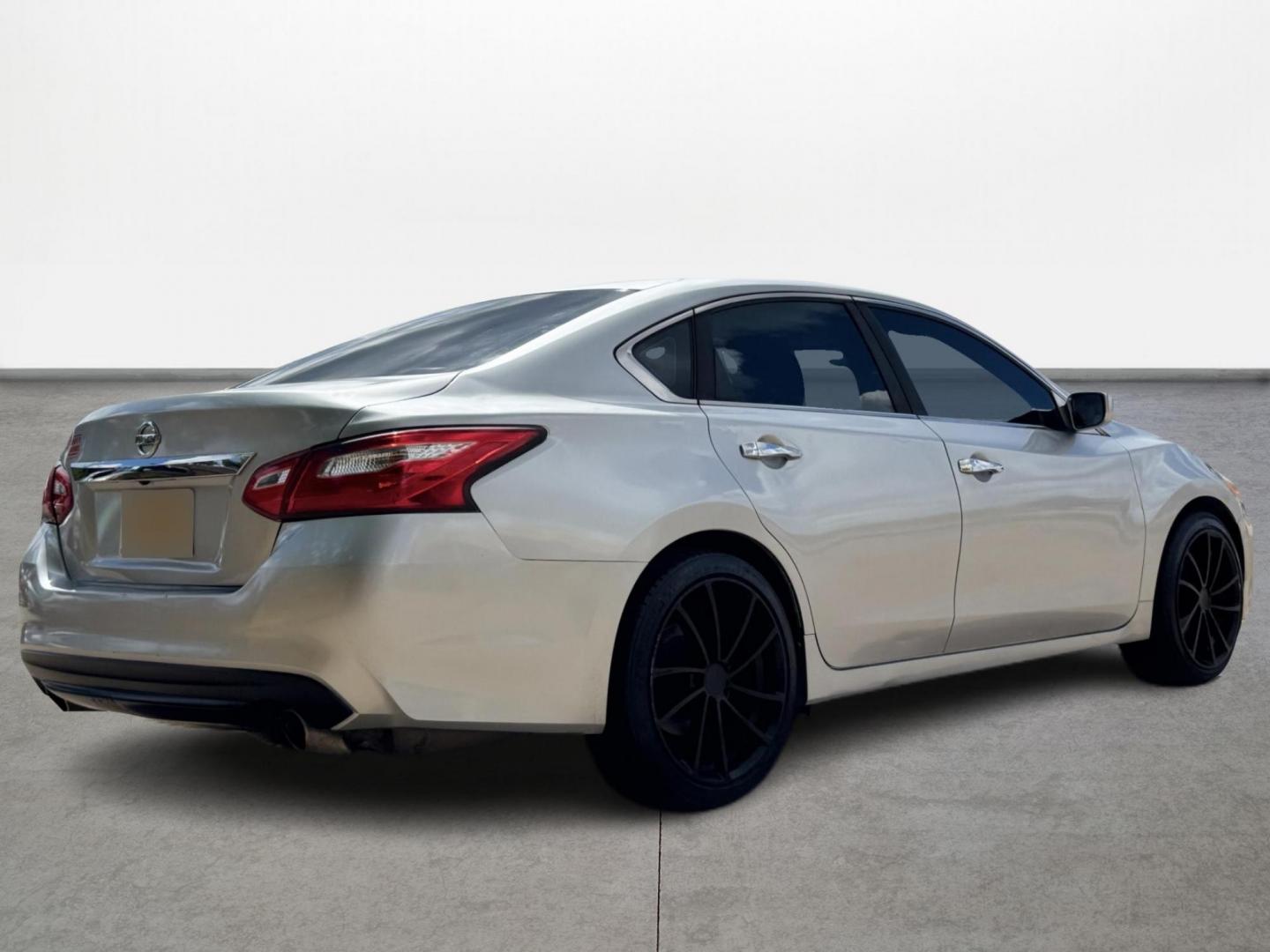 2016 Silver /gray Nissan Altima 2.5 SL (1N4AL3AP5GC) with an 2.5L L4 DOHC 16V engine, CVT transmission, located at 16710 Clay Rd., Houston, TX, 77084, (281) 859-7900, 29.834864, -95.656166 - Photo#3