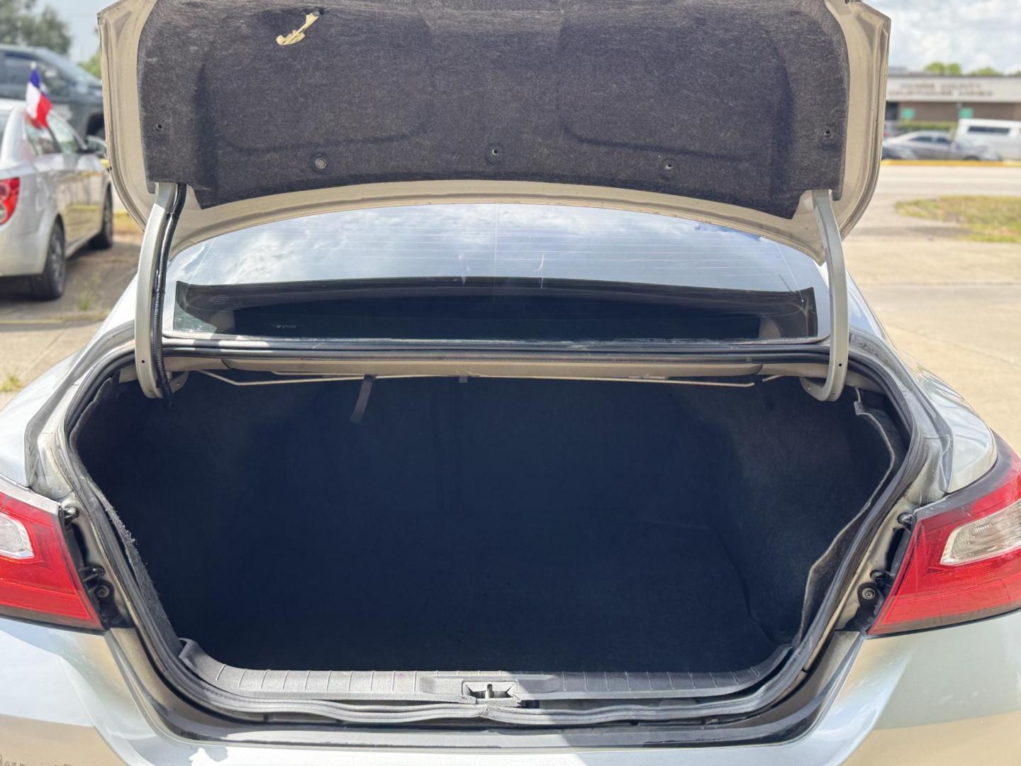 2016 Silver /gray Nissan Altima 2.5 SL (1N4AL3AP5GC) with an 2.5L L4 DOHC 16V engine, CVT transmission, located at 16710 Clay Rd., Houston, TX, 77084, (281) 859-7900, 29.834864, -95.656166 - Photo#5