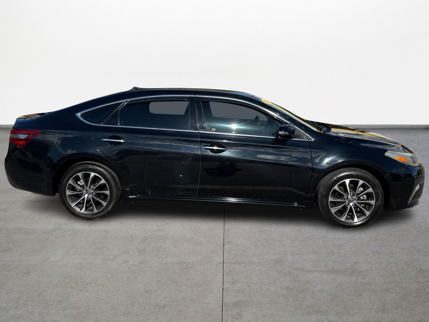2018 Toyota Avalon XLE (4T1BK1EB2JU) with an 3.5L V6 DOHC 24V engine, 6A transmission, located at 16710 Clay Rd., Houston, TX, 77084, (281) 859-7900, 29.834864, -95.656166 - Photo#1