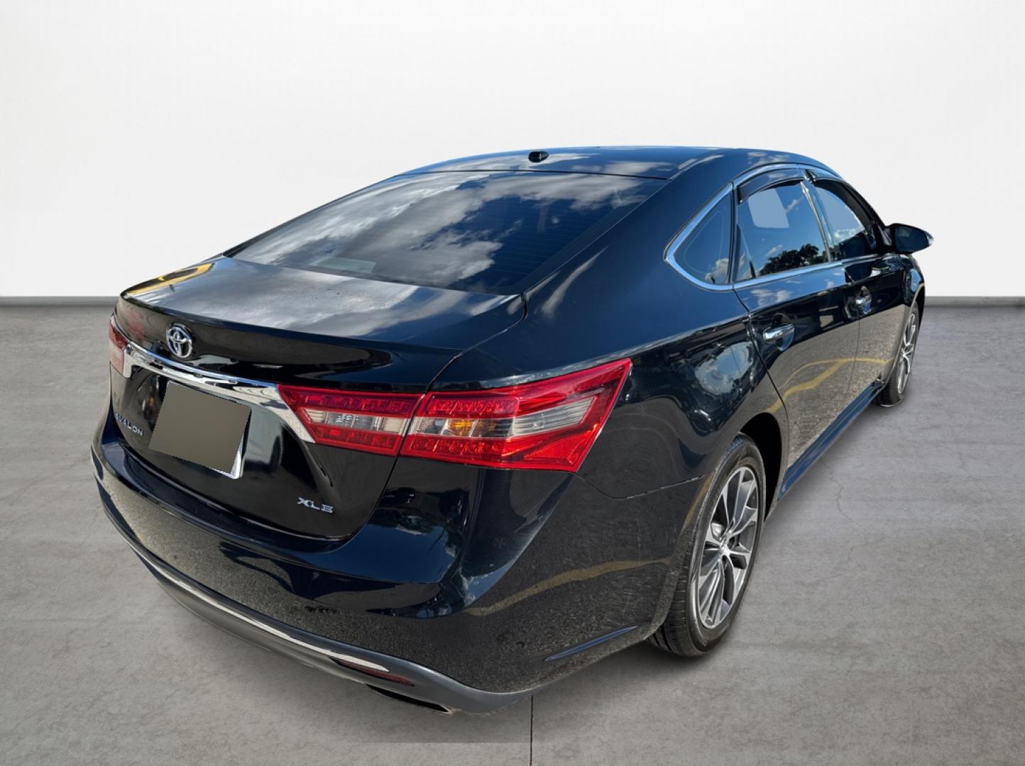 2018 Toyota Avalon XLE (4T1BK1EB2JU) with an 3.5L V6 DOHC 24V engine, 6A transmission, located at 16710 Clay Rd., Houston, TX, 77084, (281) 859-7900, 29.834864, -95.656166 - Photo#2