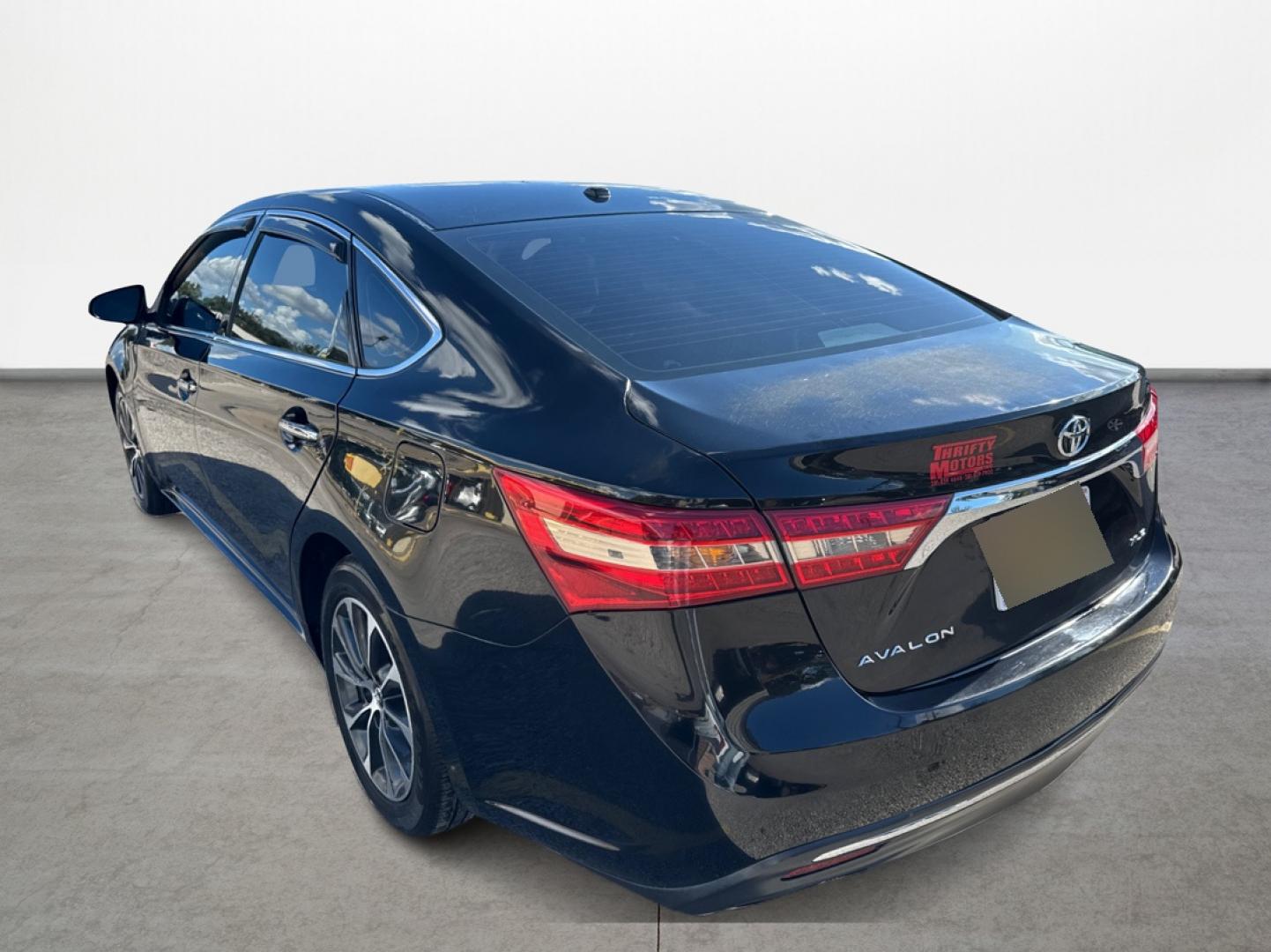 2018 Toyota Avalon XLE (4T1BK1EB2JU) with an 3.5L V6 DOHC 24V engine, 6A transmission, located at 16710 Clay Rd., Houston, TX, 77084, (281) 859-7900, 29.834864, -95.656166 - Photo#4