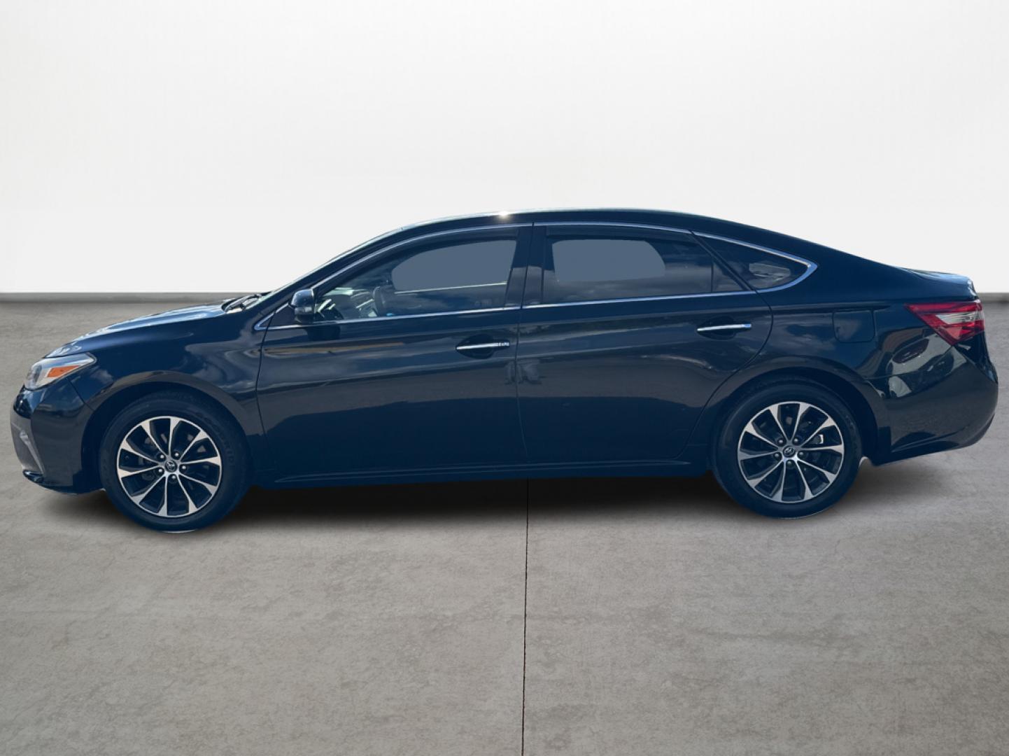 2018 Toyota Avalon XLE (4T1BK1EB2JU) with an 3.5L V6 DOHC 24V engine, 6A transmission, located at 16710 Clay Rd., Houston, TX, 77084, (281) 859-7900, 29.834864, -95.656166 - Photo#5