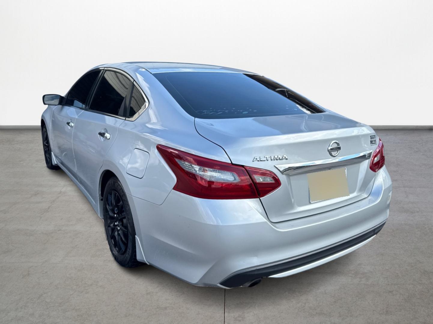 2018 Nissan Altima 2.5 (1N4AL3AP6JC) with an 2.5L L4 DOHC 16V engine, CVT transmission, located at 16710 Clay Rd., Houston, TX, 77084, (281) 859-7900, 29.834864, -95.656166 - Photo#4