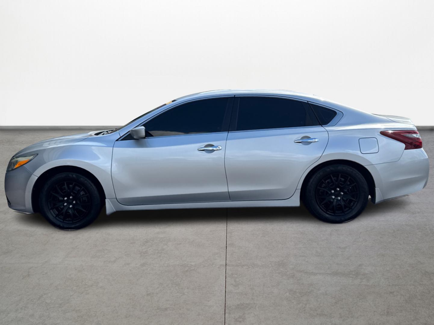 2018 Nissan Altima 2.5 (1N4AL3AP6JC) with an 2.5L L4 DOHC 16V engine, CVT transmission, located at 16710 Clay Rd., Houston, TX, 77084, (281) 859-7900, 29.834864, -95.656166 - Photo#5