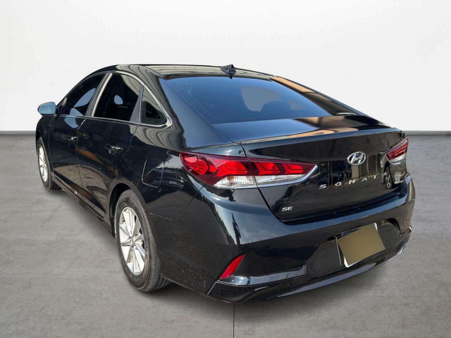 2019 Hyundai Sonata SE (5NPE24AF0KH) with an 2.4L L4 DOHC 16V engine, 7A transmission, located at 16710 Clay Rd., Houston, TX, 77084, (281) 859-7900, 29.834864, -95.656166 - Photo#3