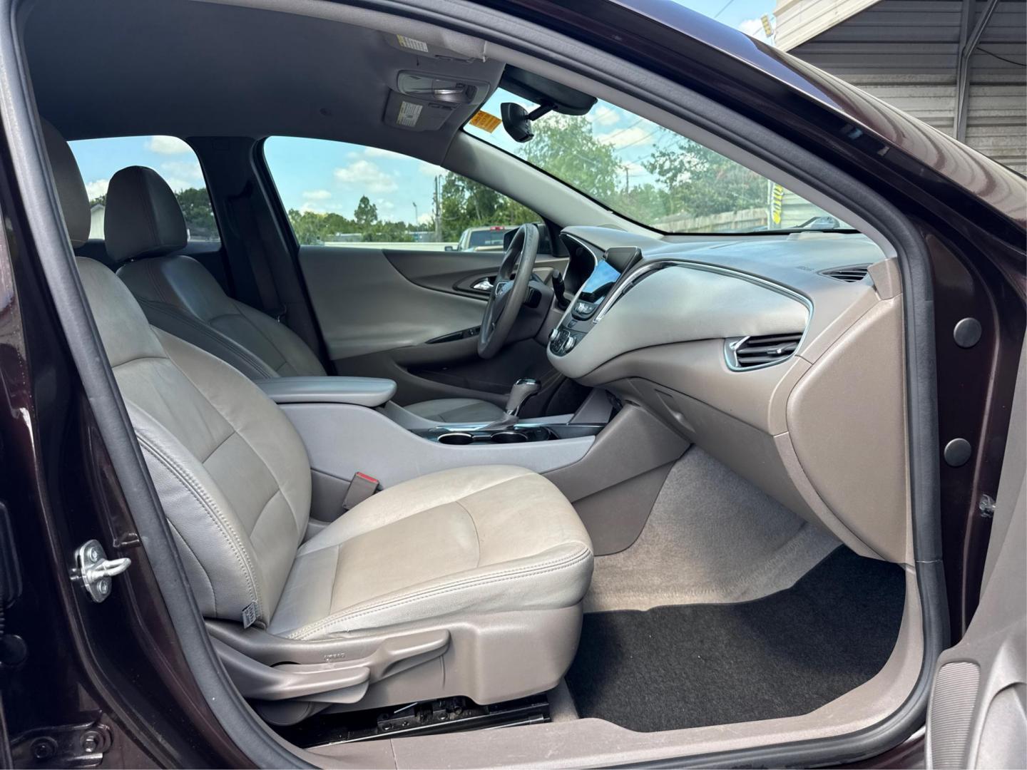 2018 Hyundai Elantra Limited (5NPD84LF1JH) with an 1.8L L4 DOHC 16V engine, 6A transmission, located at 16710 Clay Rd., Houston, TX, 77084, (281) 859-7900, 29.834864, -95.656166 - Photo#9