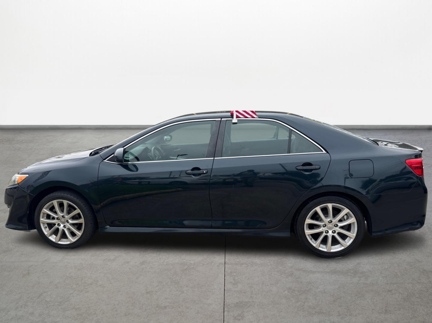 2014 Toyota Camry SE (4T1BF1FKXEU) with an 2.5L L4 DOHC 16V engine, 6-Speed Automatic transmission, located at 16710 Clay Rd., Houston, TX, 77084, (281) 859-7900, 29.834864, -95.656166 - Photo#3