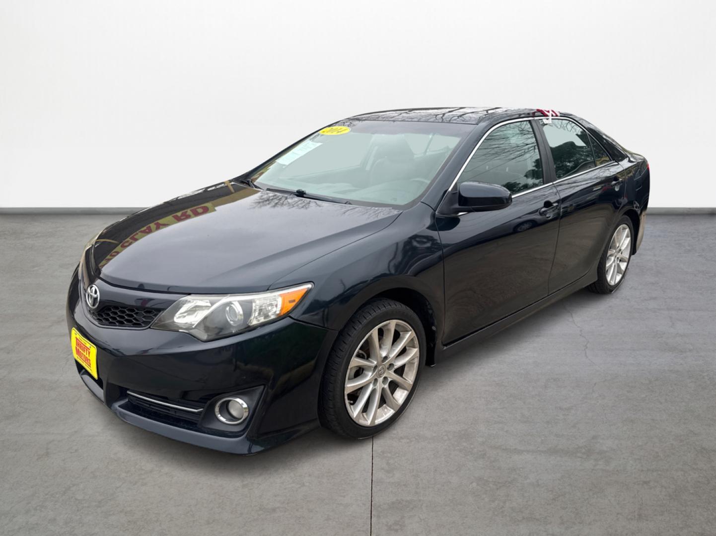 2014 Toyota Camry SE (4T1BF1FKXEU) with an 2.5L L4 DOHC 16V engine, 6-Speed Automatic transmission, located at 16710 Clay Rd., Houston, TX, 77084, (281) 859-7900, 29.834864, -95.656166 - Photo#4