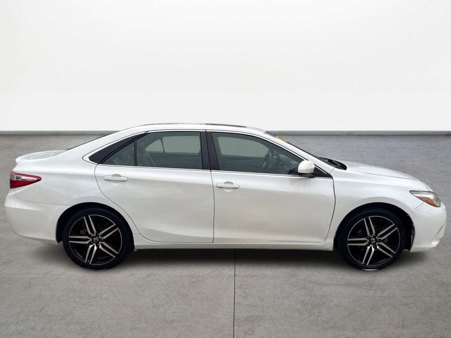 2016 Toyota Camry SE (4T1BF1FK7GU) with an 2.5L L4 DOHC 16V engine, 6-Speed Automatic transmission, located at 16710 Clay Rd., Houston, TX, 77084, (281) 859-7900, 29.834864, -95.656166 - Photo#0