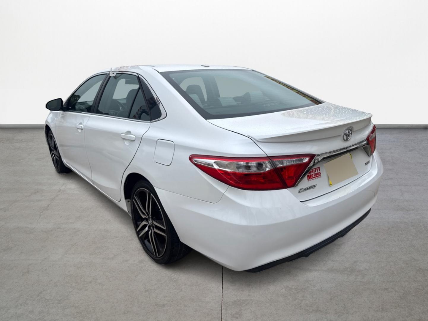 2016 Toyota Camry SE (4T1BF1FK7GU) with an 2.5L L4 DOHC 16V engine, 6-Speed Automatic transmission, located at 16710 Clay Rd., Houston, TX, 77084, (281) 859-7900, 29.834864, -95.656166 - Photo#3