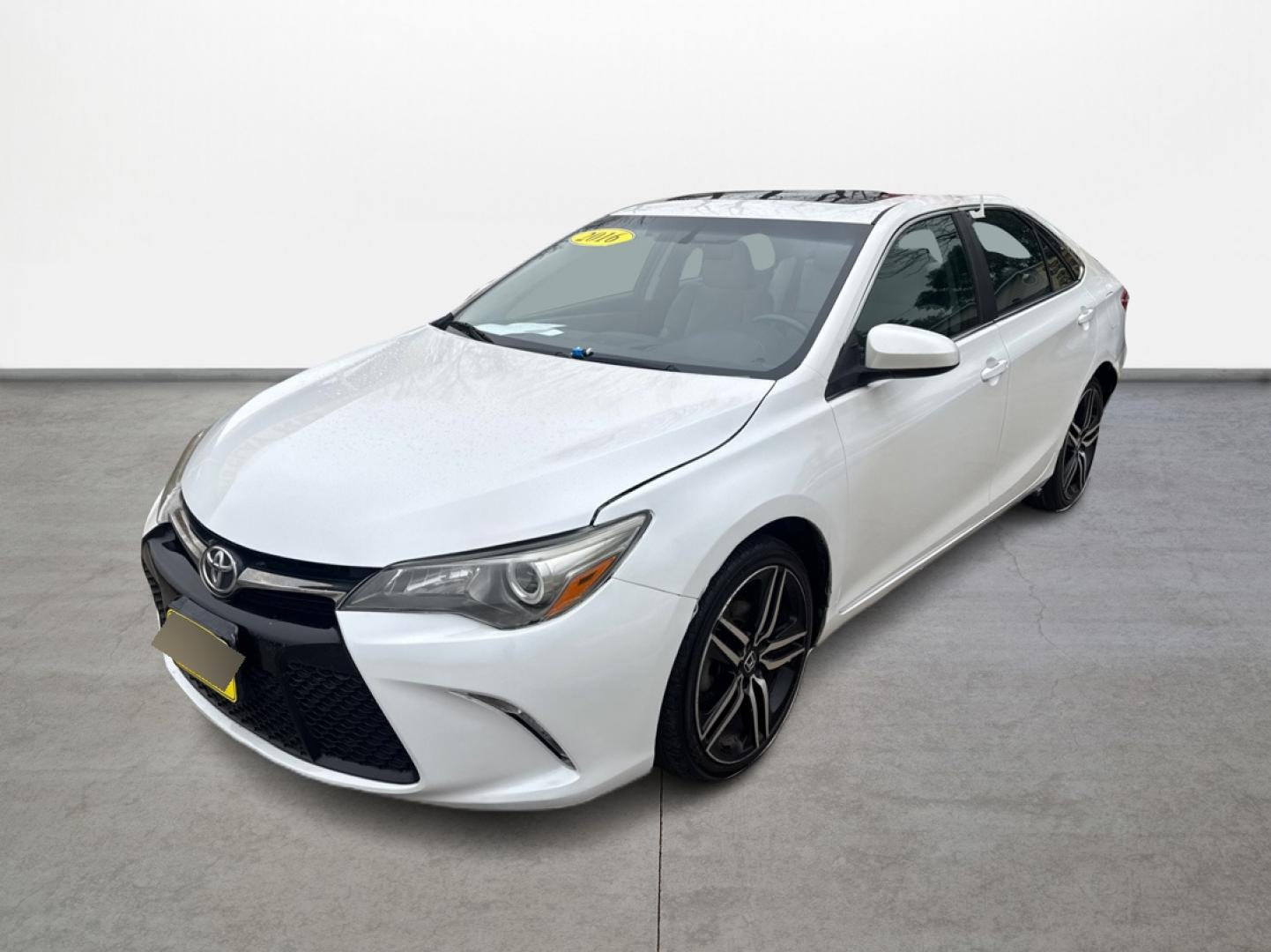 2016 Toyota Camry SE (4T1BF1FK7GU) with an 2.5L L4 DOHC 16V engine, 6-Speed Automatic transmission, located at 16710 Clay Rd., Houston, TX, 77084, (281) 859-7900, 29.834864, -95.656166 - Photo#5