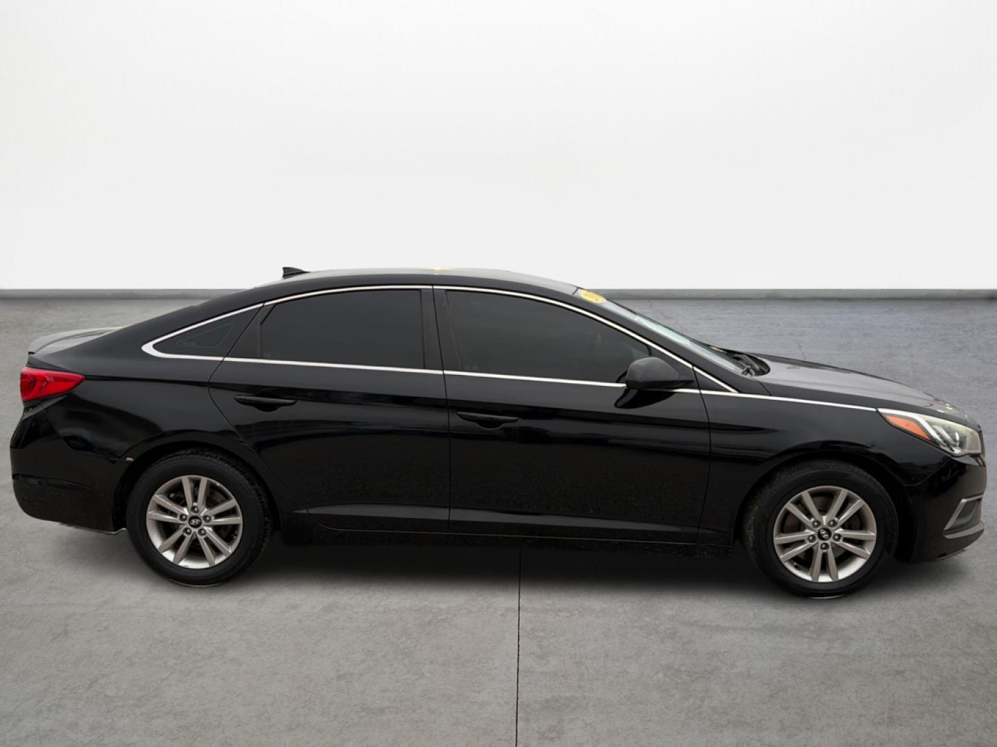 2017 Hyundai Sonata SE (5NPE24AF8HH) with an 2.4L L4 DOHC 16V engine, 7A transmission, located at 16710 Clay Rd., Houston, TX, 77084, (281) 859-7900, 29.834864, -95.656166 - Photo#2