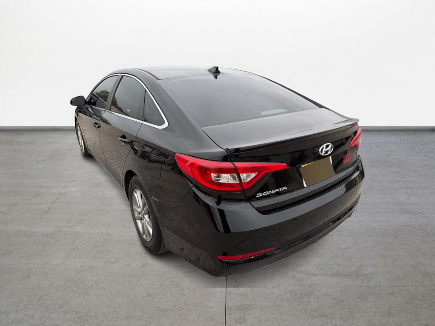 2017 Hyundai Sonata SE (5NPE24AF8HH) with an 2.4L L4 DOHC 16V engine, 7A transmission, located at 16710 Clay Rd., Houston, TX, 77084, (281) 859-7900, 29.834864, -95.656166 - Photo#5