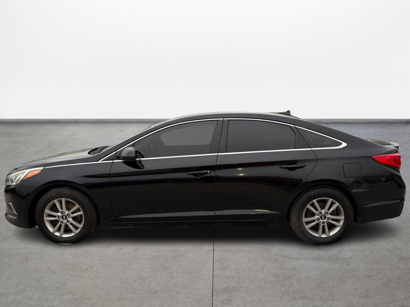 2017 Hyundai Sonata SE (5NPE24AF8HH) with an 2.4L L4 DOHC 16V engine, 7A transmission, located at 16710 Clay Rd., Houston, TX, 77084, (281) 859-7900, 29.834864, -95.656166 - Photo#15