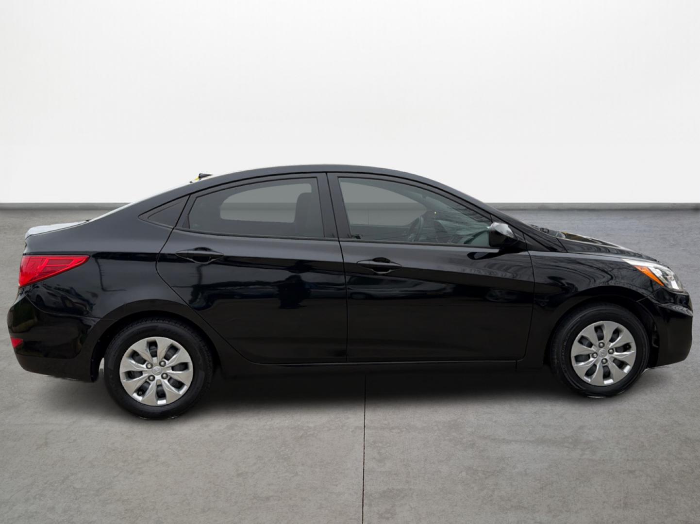 2017 Hyundai Accent SE 4-Door 6M (KMHCT4AE7HU) with an 1.6L L4 DOHC 16V engine, 6M transmission, located at 16710 Clay Rd., Houston, TX, 77084, (281) 859-7900, 29.834864, -95.656166 - Photo#3