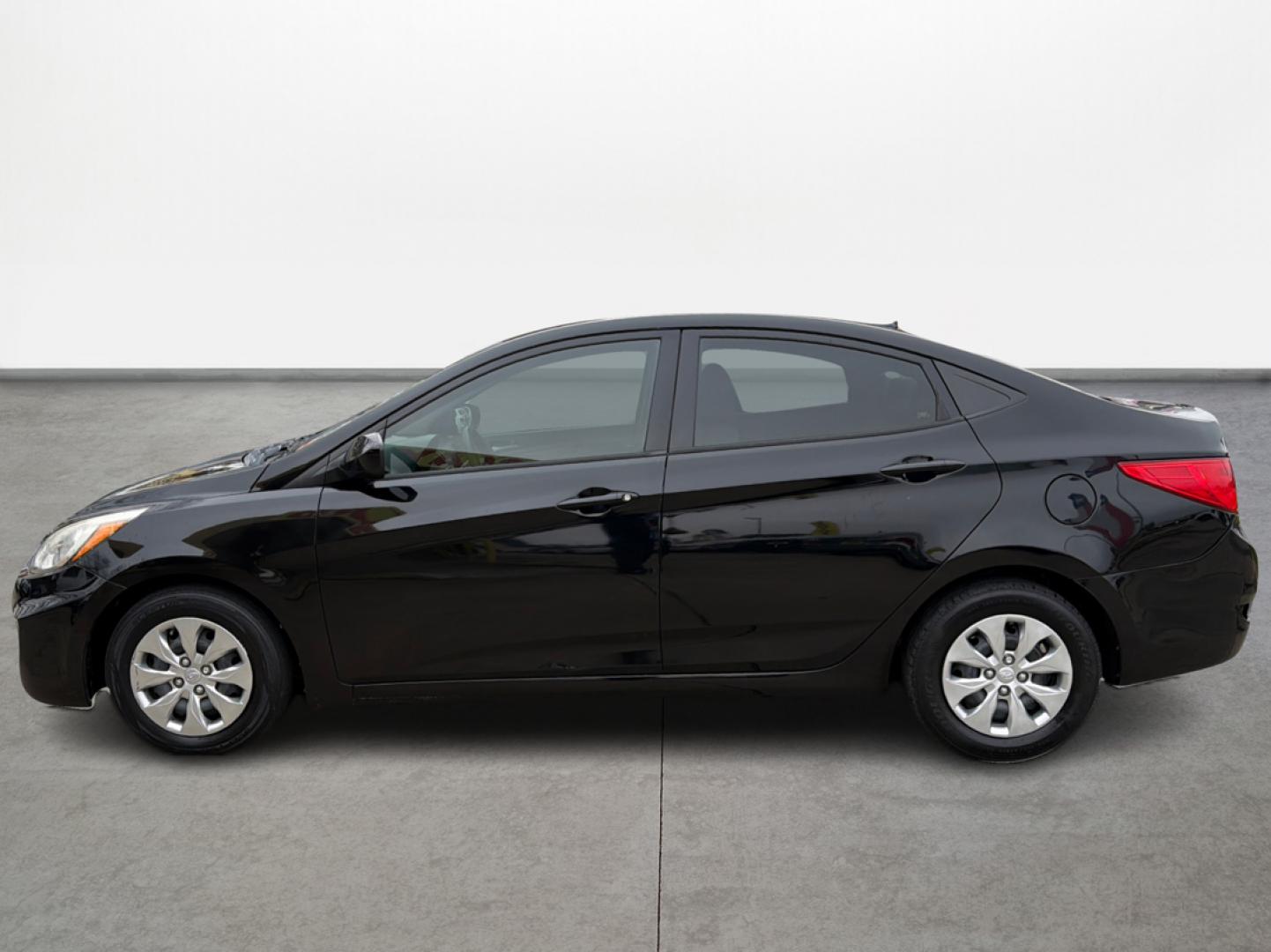 2017 Hyundai Accent SE 4-Door 6M (KMHCT4AE7HU) with an 1.6L L4 DOHC 16V engine, 6M transmission, located at 16710 Clay Rd., Houston, TX, 77084, (281) 859-7900, 29.834864, -95.656166 - Photo#7