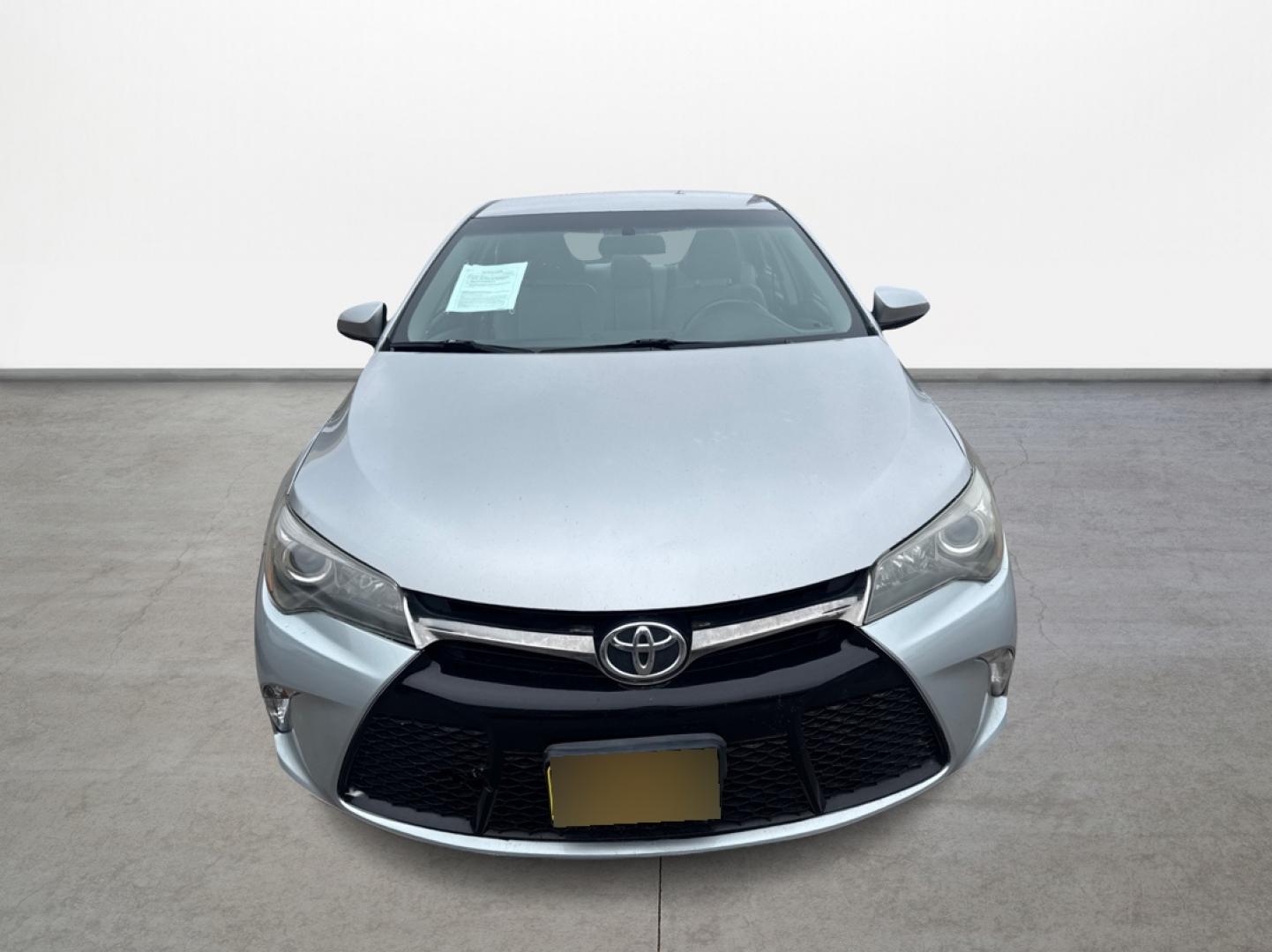 2015 Toyota Camry SE (4T1BF1FK8FU) with an 2.5L L4 DOHC 16V engine, 6-Speed Automatic transmission, located at 16710 Clay Rd., Houston, TX, 77084, (281) 859-7900, 29.834864, -95.656166 - Photo#1