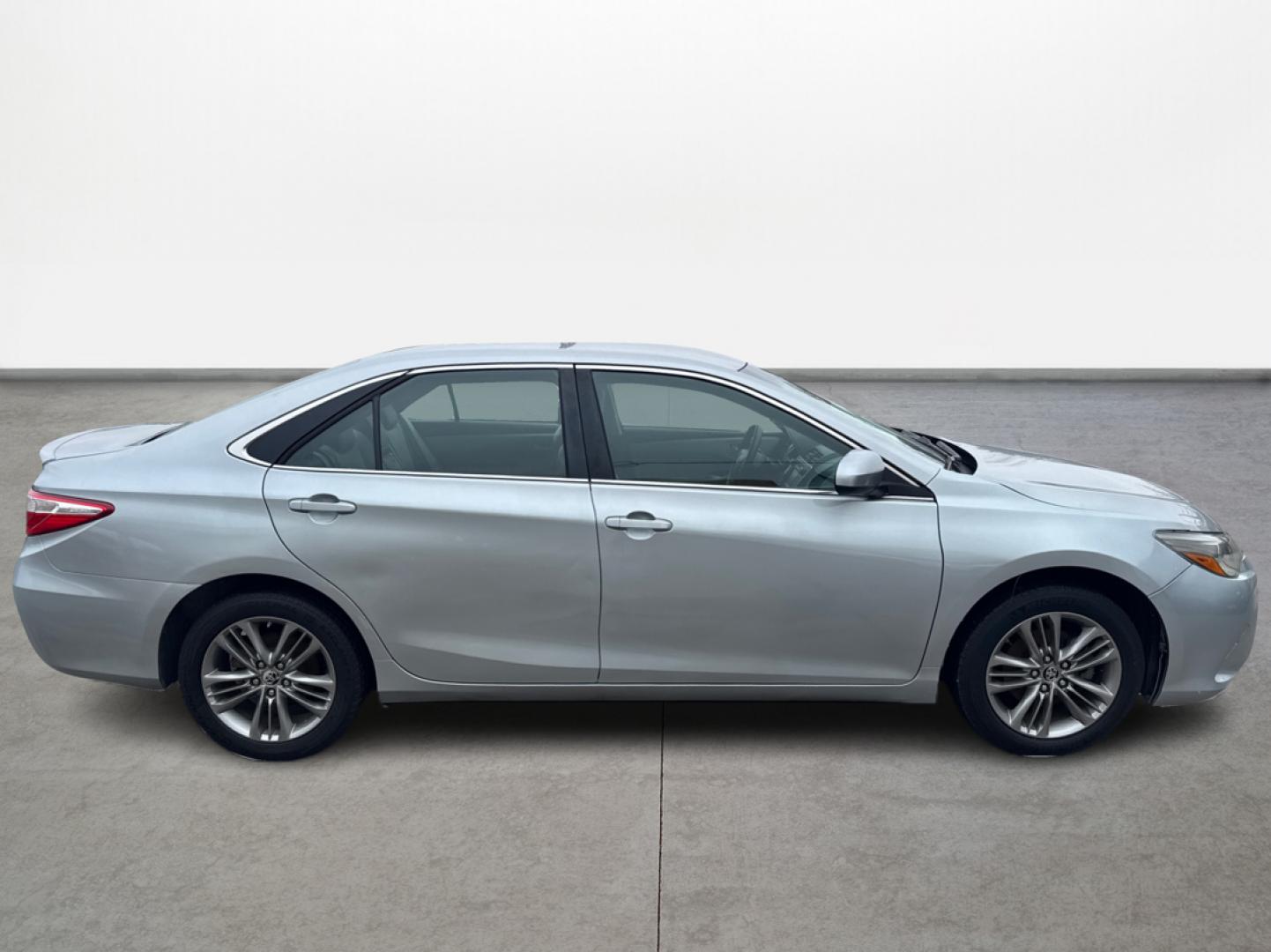 2015 Toyota Camry SE (4T1BF1FK8FU) with an 2.5L L4 DOHC 16V engine, 6-Speed Automatic transmission, located at 16710 Clay Rd., Houston, TX, 77084, (281) 859-7900, 29.834864, -95.656166 - Photo#3