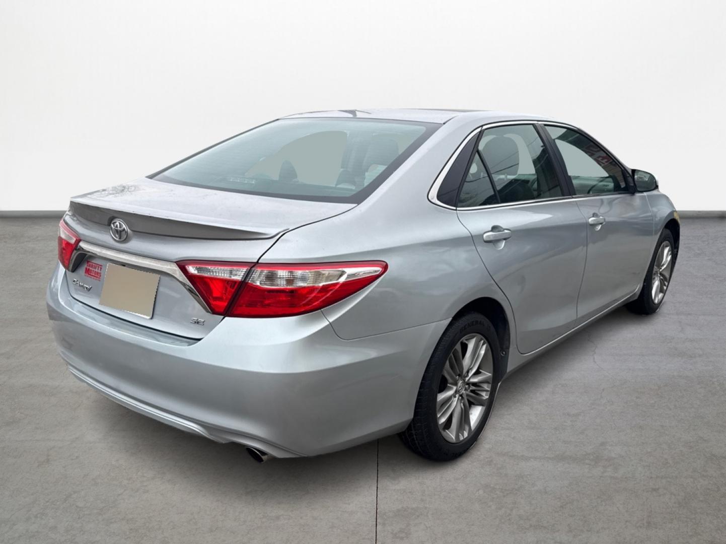 2015 Toyota Camry SE (4T1BF1FK8FU) with an 2.5L L4 DOHC 16V engine, 6-Speed Automatic transmission, located at 16710 Clay Rd., Houston, TX, 77084, (281) 859-7900, 29.834864, -95.656166 - Photo#4