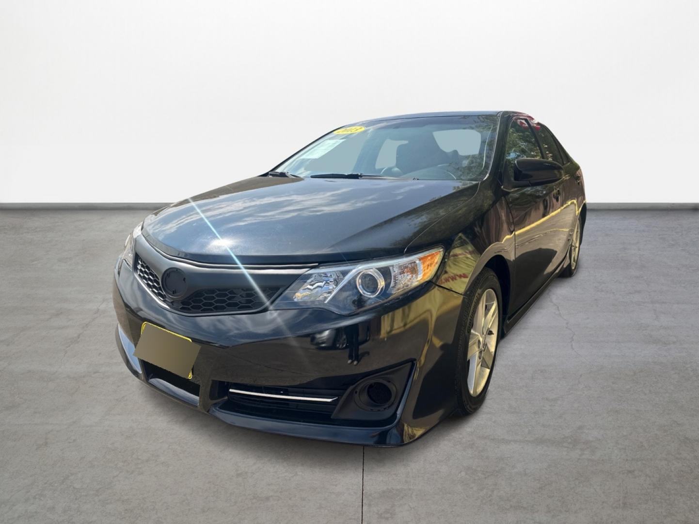 2013 Toyota Camry SE (4T1BF1FK4DU) with an 2.5L L4 DOHC 16V engine, 6-Speed Automatic transmission, located at 16710 Clay Rd., Houston, TX, 77084, (281) 859-7900, 29.834864, -95.656166 - Photo#0