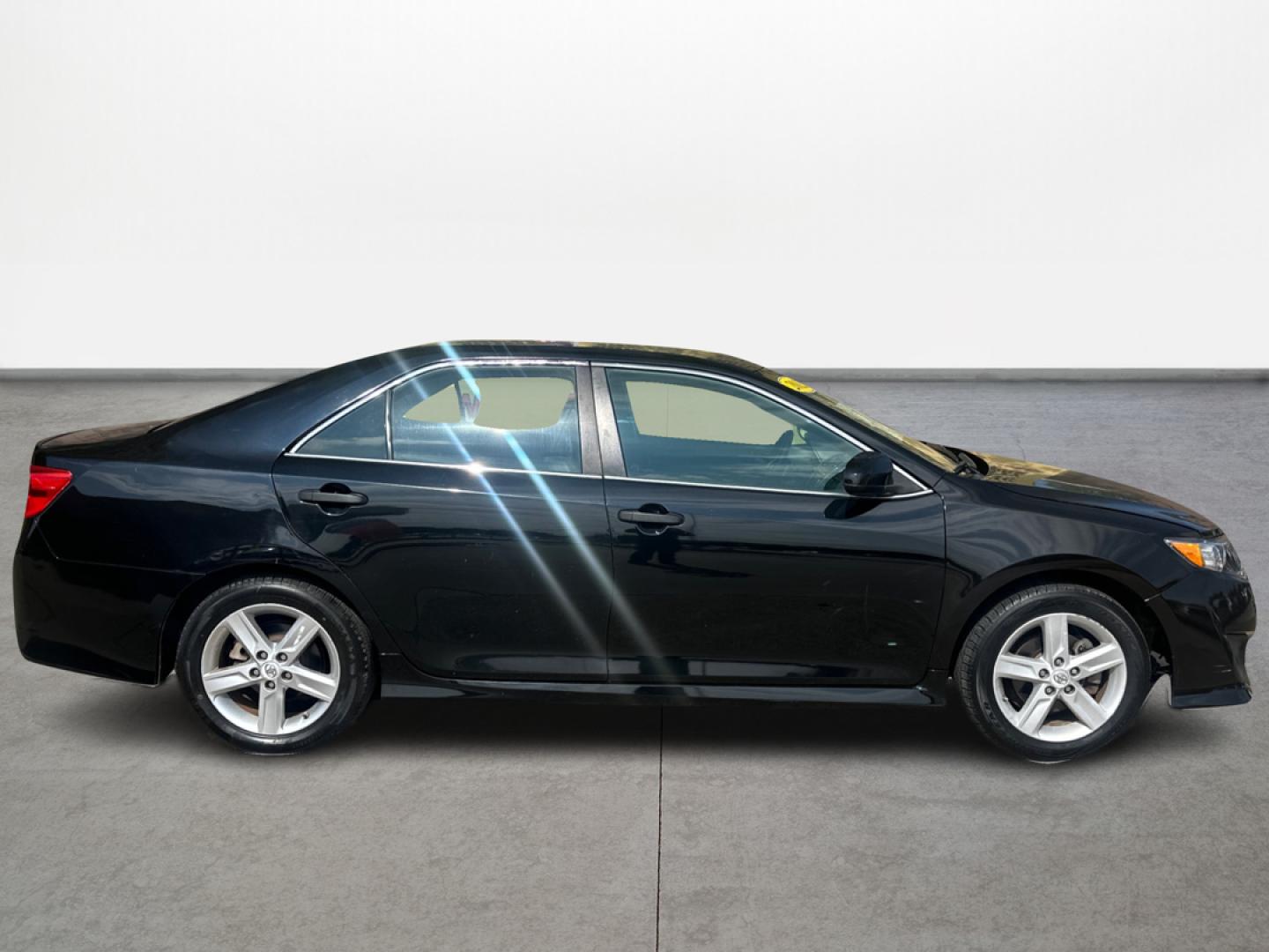2013 Toyota Camry SE (4T1BF1FK4DU) with an 2.5L L4 DOHC 16V engine, 6-Speed Automatic transmission, located at 16710 Clay Rd., Houston, TX, 77084, (281) 859-7900, 29.834864, -95.656166 - Photo#3