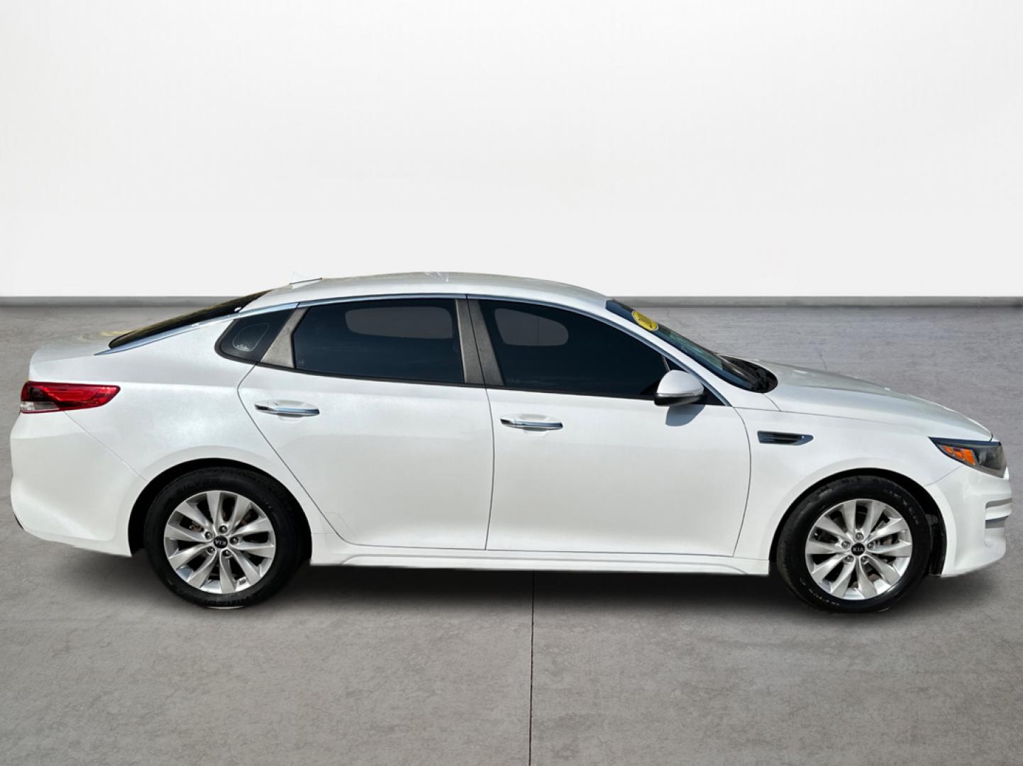 2018 Kia Optima LX (5XXGT4L34JG) with an 2.4L L4 DOHC 16V engine, 6A transmission, located at 16710 Clay Rd., Houston, TX, 77084, (281) 859-7900, 29.834864, -95.656166 - Photo#3