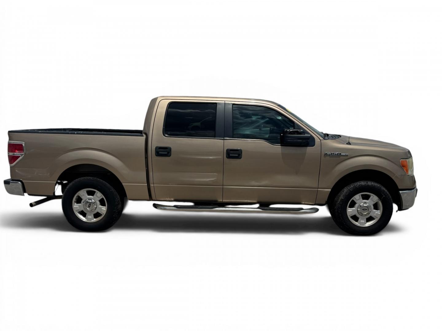 2014 Ford F-150 XLT SuperCrew 5.5-ft. Bed 2WD (1FTEW1CM2EK) with an 3.7L V6 DOHC 24V engine, 6A transmission, located at 16710 Clay Rd., Houston, TX, 77084, (281) 859-7900, 29.834864, -95.656166- Photo#6