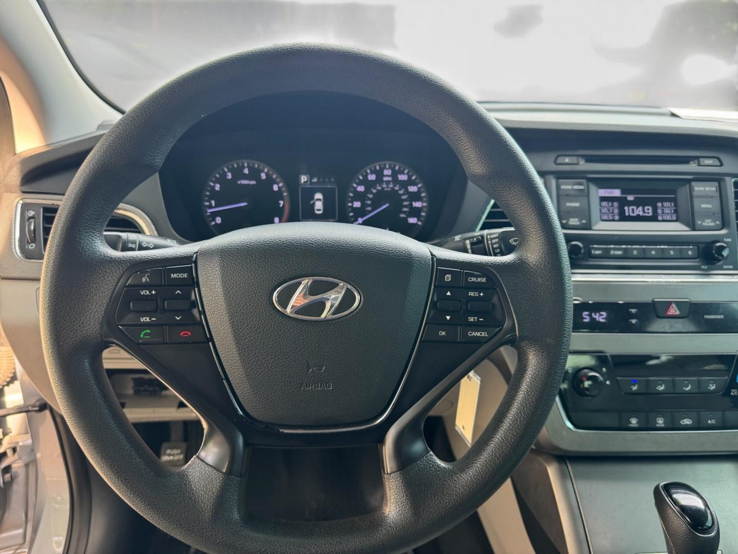 2017 Hyundai Sonata SE (5NPE24AF2HH) with an 2.4L L4 DOHC 16V engine, 7A transmission, located at 16710 Clay Rd., Houston, TX, 77084, (281) 859-7900, 29.834864, -95.656166- Photo#9