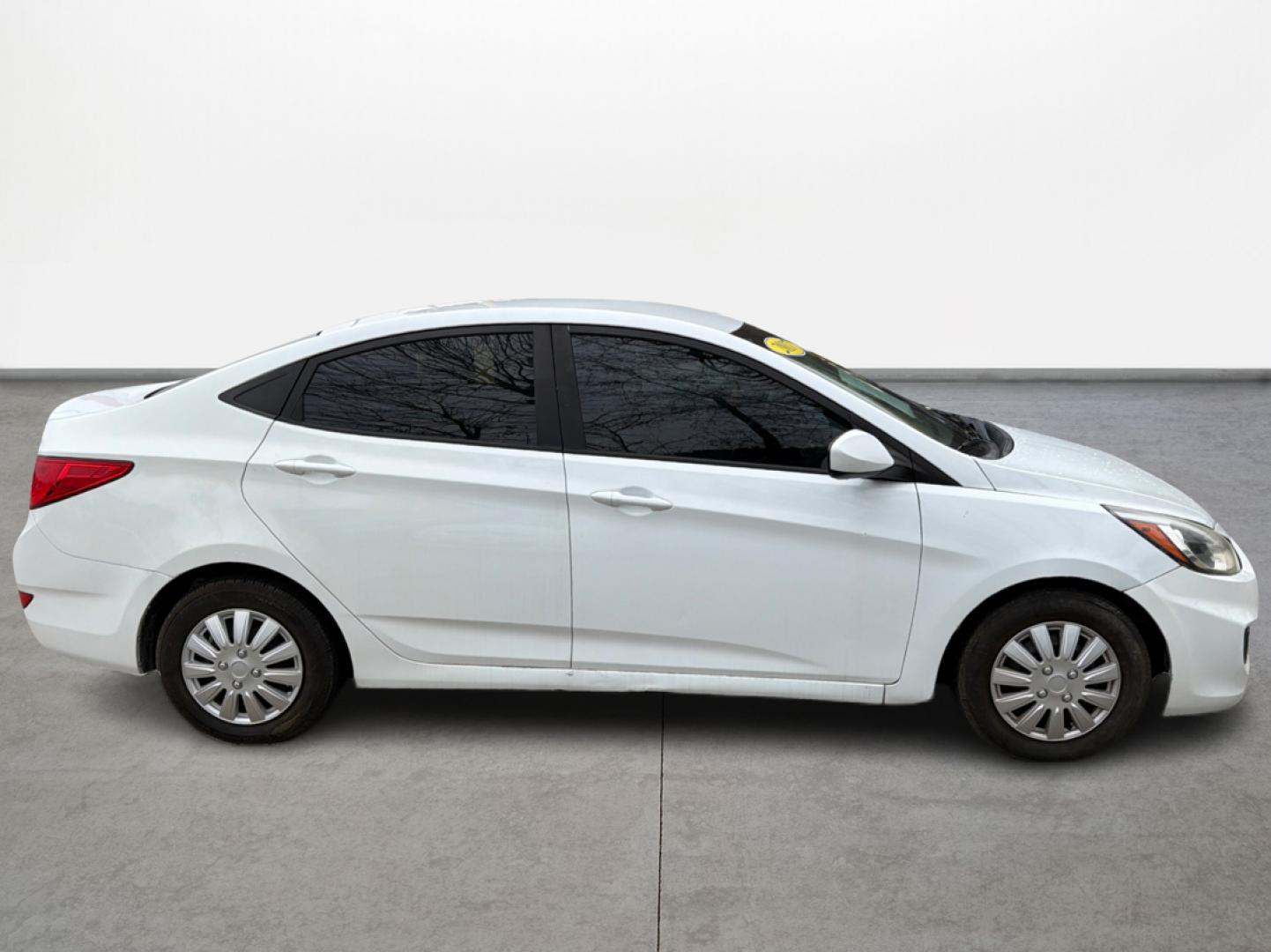 2017 White /Gray Hyundai Accent SE 4-Door 6M (KMHCT4AE5HU) with an 1.6L L4 DOHC 16V engine, 6M transmission, located at 16710 Clay Rd., Houston, TX, 77084, (281) 859-7900, 29.834864, -95.656166 - Photo#3