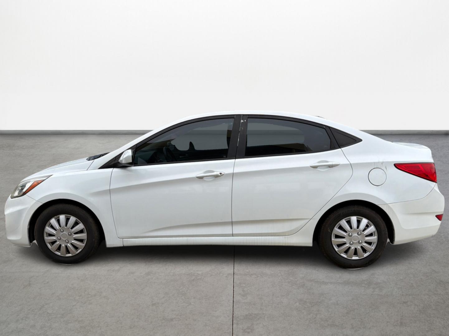 2017 White /Gray Hyundai Accent SE 4-Door 6M (KMHCT4AE5HU) with an 1.6L L4 DOHC 16V engine, 6M transmission, located at 16710 Clay Rd., Houston, TX, 77084, (281) 859-7900, 29.834864, -95.656166 - Photo#7