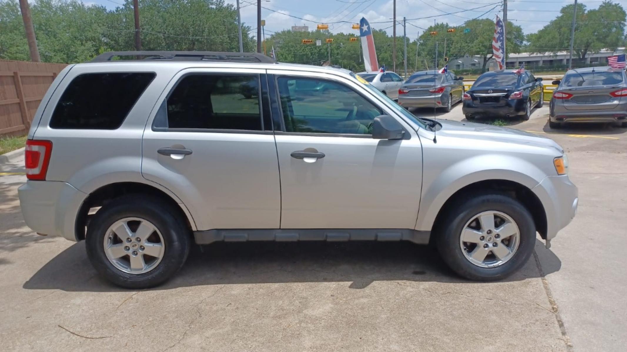 2012 Silver Ford Escape XLT FWD (1FMCU0D78CK) with an 2.5L L4 DOHC 16V engine, 6-Speed Automatic transmission, located at 16710 Clay Rd., Houston, TX, 77084, (281) 859-7900, 29.834864, -95.656166 - Low Down. Low Payments. - Photo #5