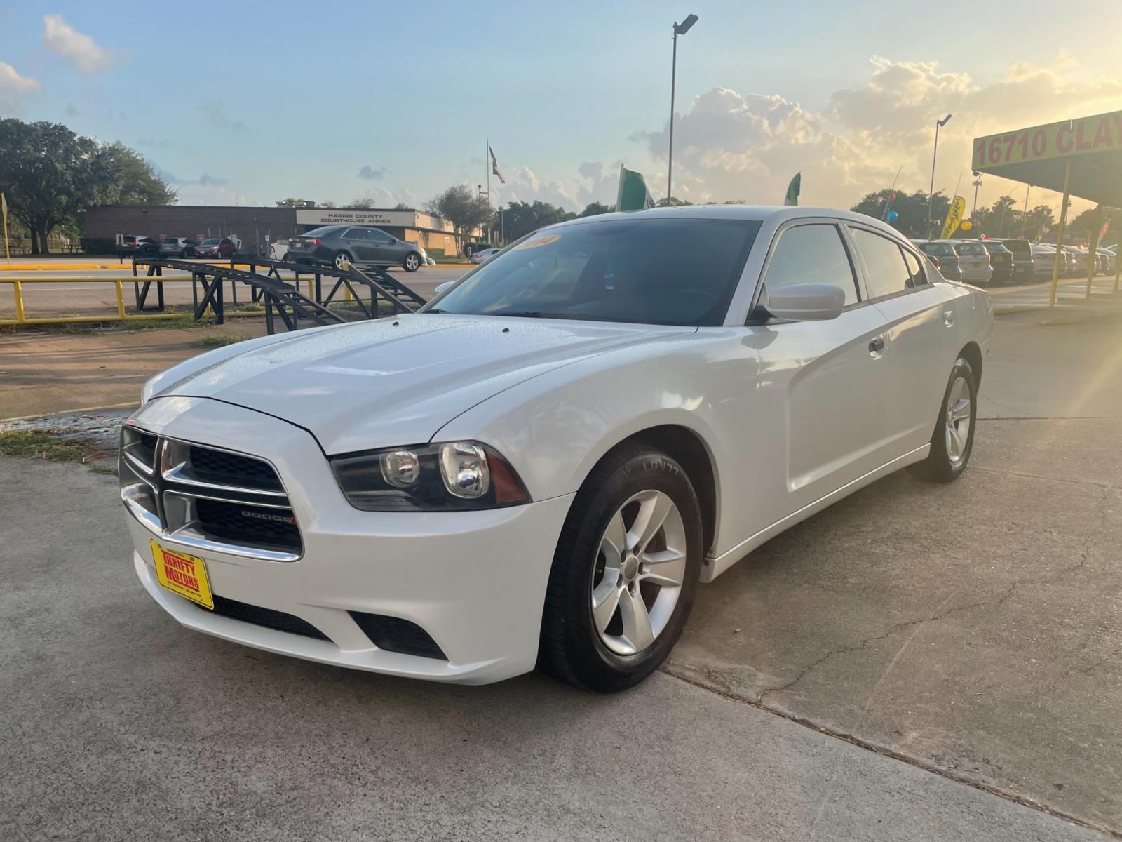 2014 White Dodge Charger SE (2C3CDXBG1EH) with an 3.6L V6 DOHC 24V engine, 5-Speed Automatic transmission, located at 16710 Clay Rd., Houston, TX, 77084, (281) 859-7900, 29.834864, -95.656166 - Photo #4
