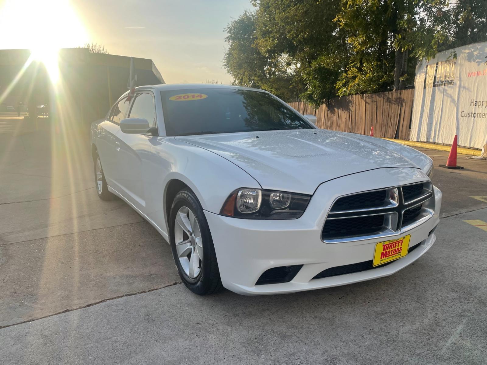 2014 White Dodge Charger SE (2C3CDXBG1EH) with an 3.6L V6 DOHC 24V engine, 5-Speed Automatic transmission, located at 16710 Clay Rd., Houston, TX, 77084, (281) 859-7900, 29.834864, -95.656166 - Photo #5