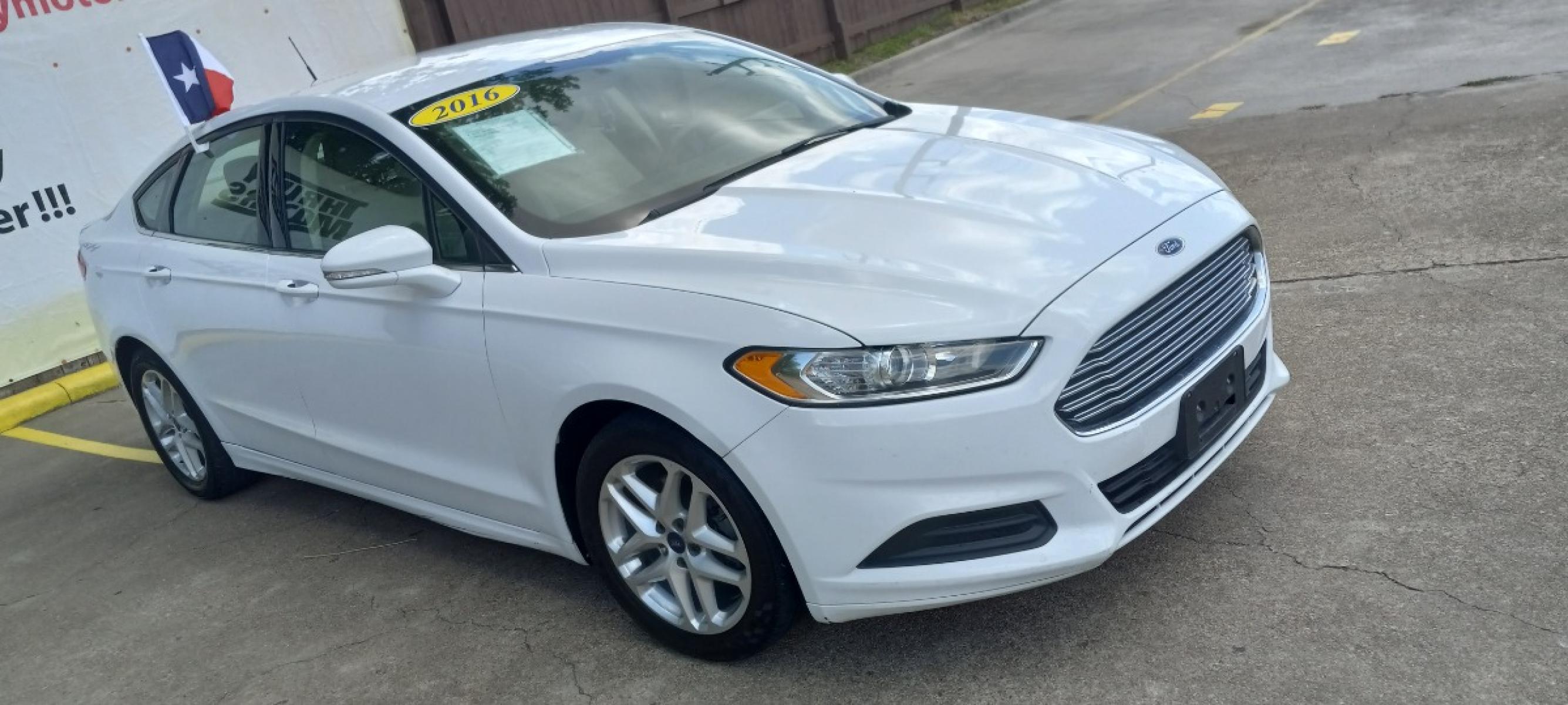 2016 White Ford Fusion SE (3FA6P0H74GR) with an 2.5L L4 DOHC 16V engine, 6-Speed Automatic transmission, located at 16710 Clay Rd., Houston, TX, 77084, (281) 859-7900, 29.834864, -95.656166 - Low Down. Low Payments. - Photo #3