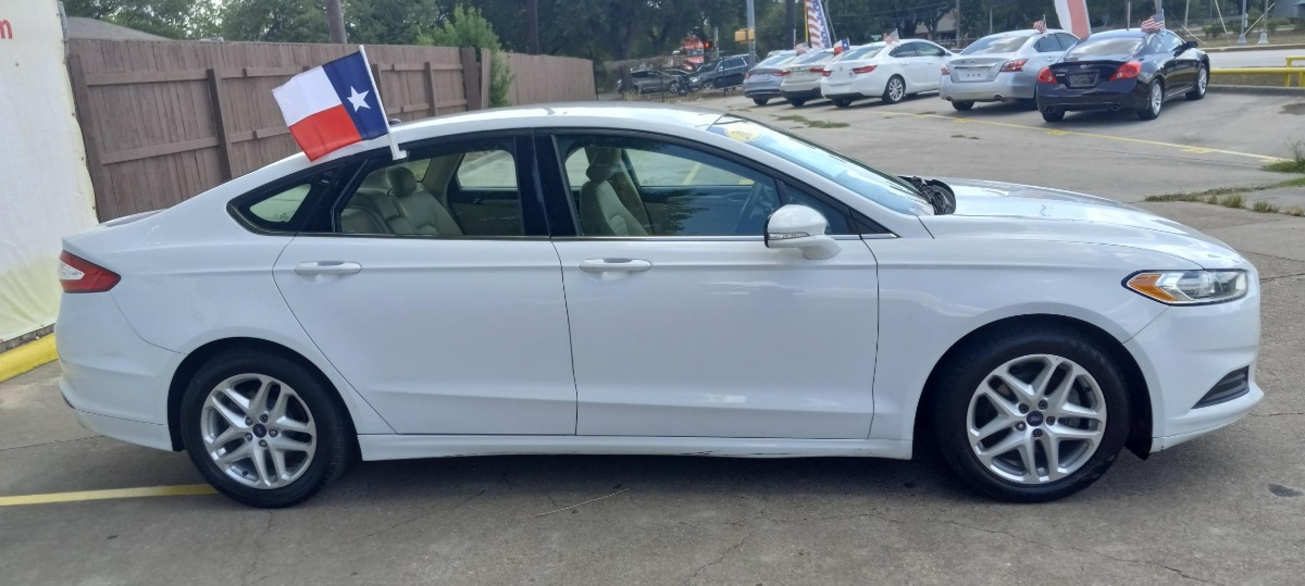 2016 White Ford Fusion SE (3FA6P0H74GR) with an 2.5L L4 DOHC 16V engine, 6-Speed Automatic transmission, located at 16710 Clay Rd., Houston, TX, 77084, (281) 859-7900, 29.834864, -95.656166 - Low Down. Low Payments. - Photo #4