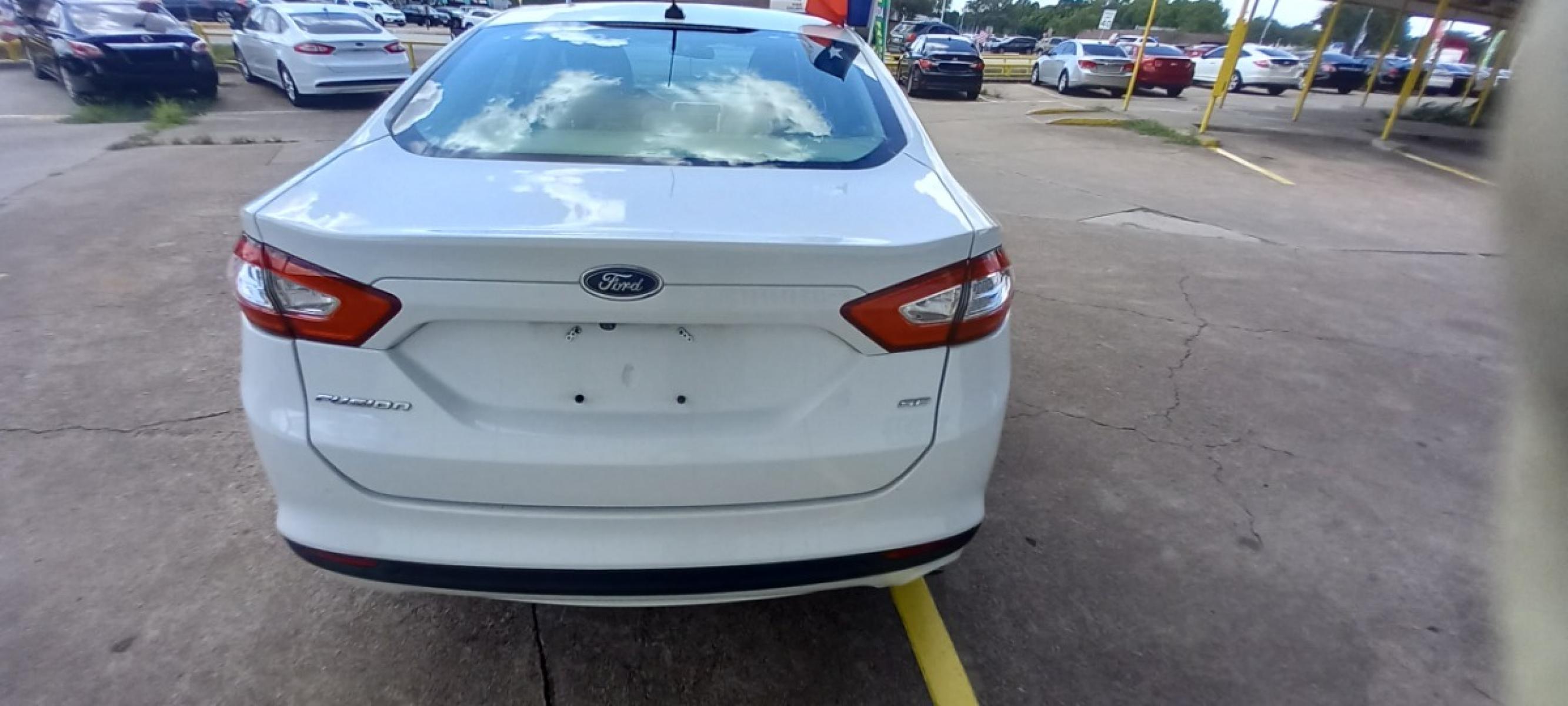 2016 White Ford Fusion SE (3FA6P0H74GR) with an 2.5L L4 DOHC 16V engine, 6-Speed Automatic transmission, located at 16710 Clay Rd., Houston, TX, 77084, (281) 859-7900, 29.834864, -95.656166 - Low Down. Low Payments. - Photo #5