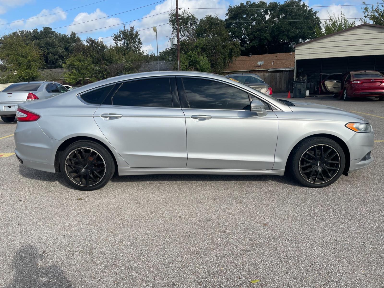 2015 Silver Ford Fusion SE (3FA6P0H94FR) with an 2.0L L4 DOHC 16V engine, located at 16710 Clay Rd., Houston, TX, 77084, (281) 859-7900, 29.834864, -95.656166 - Photo #4