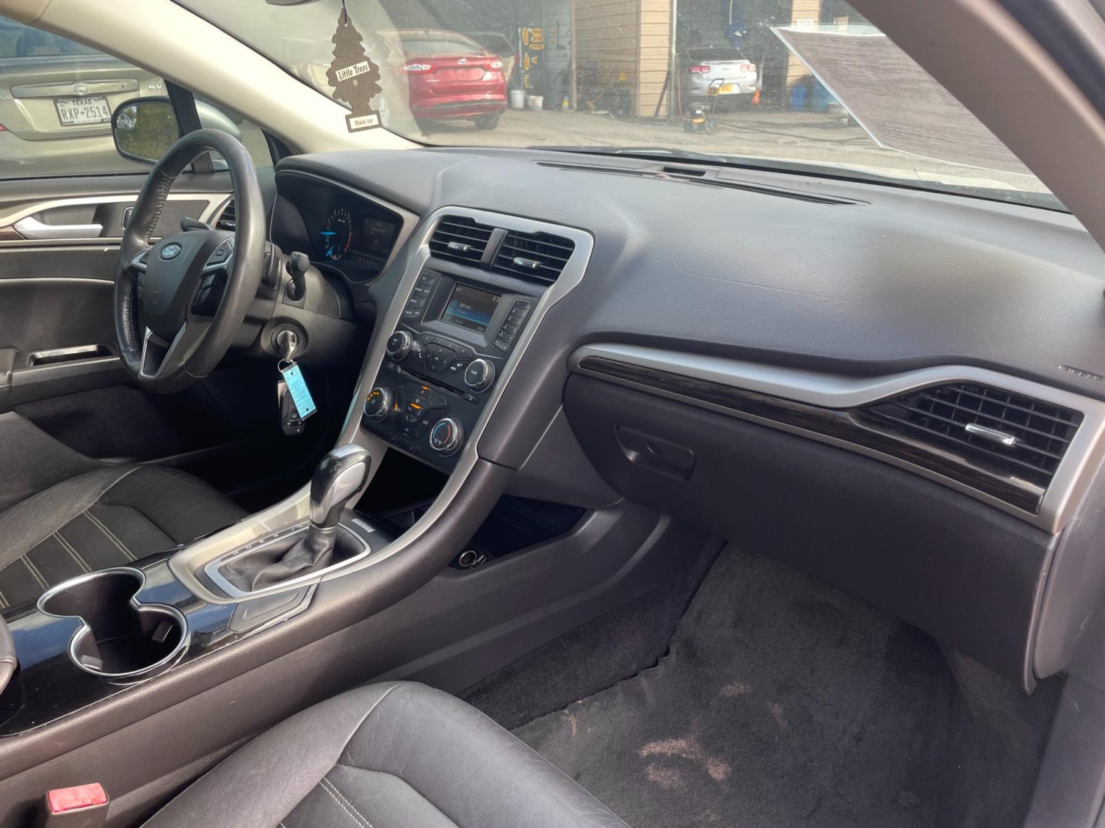 2015 Silver Ford Fusion SE (3FA6P0H94FR) with an 2.0L L4 DOHC 16V engine, located at 16710 Clay Rd., Houston, TX, 77084, (281) 859-7900, 29.834864, -95.656166 - Photo #7