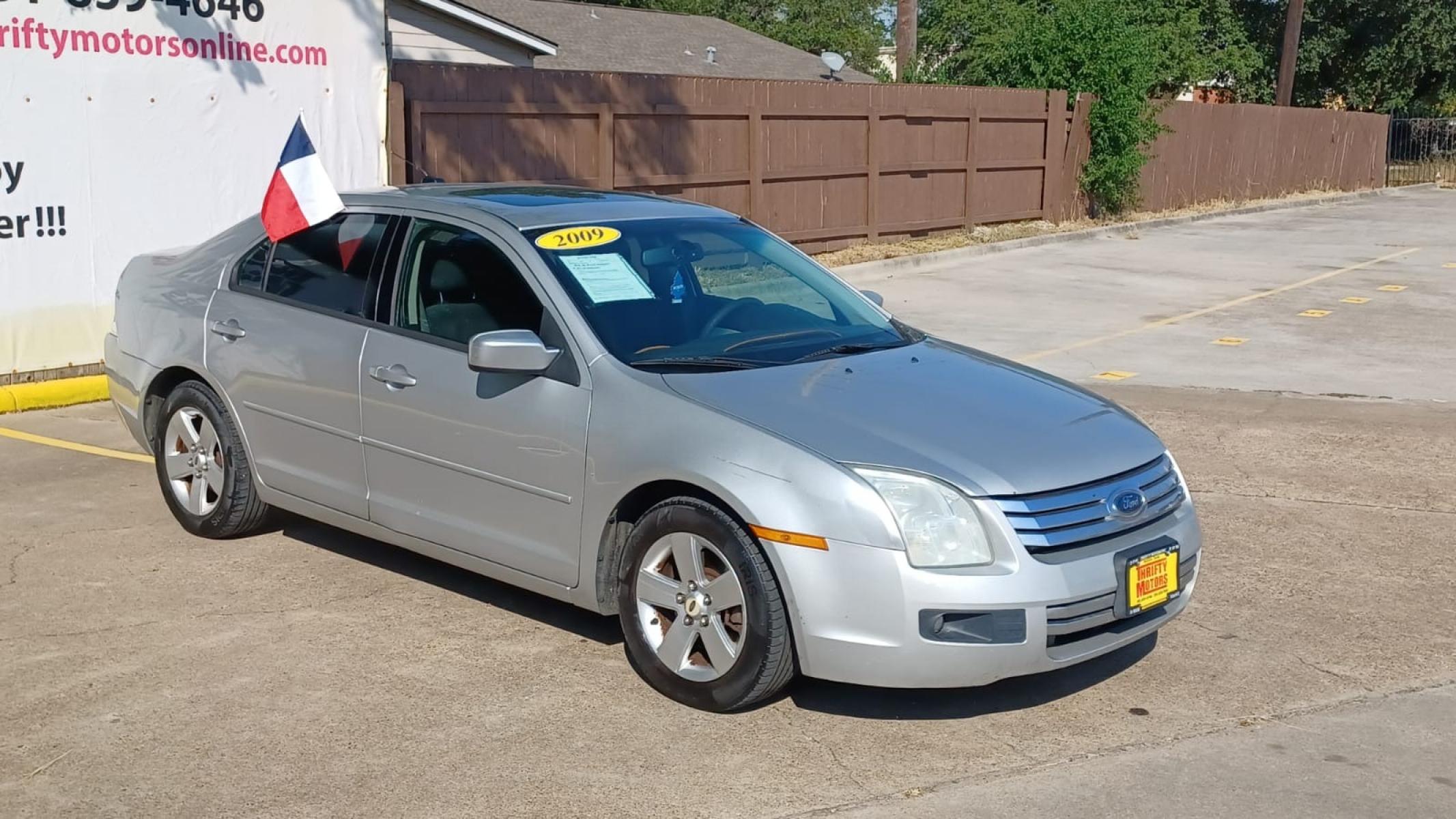 2009 Silver Ford Fusion I4 SE (3FAHP07Z19R) with an 2.3L L4 DOHC 16V engine, located at 16710 Clay Rd., Houston, TX, 77084, (281) 859-7900, 29.834864, -95.656166 - Cash. - Photo #3