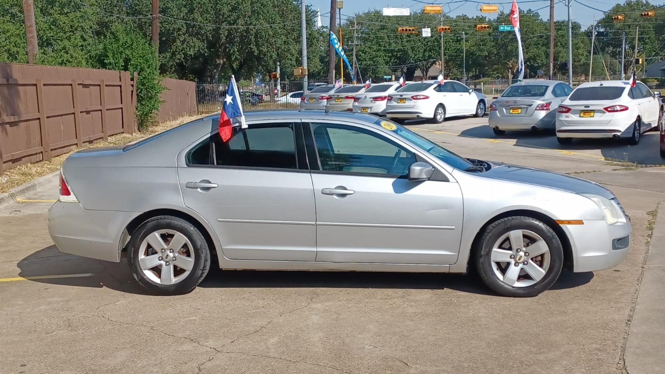 2009 Silver Ford Fusion I4 SE (3FAHP07Z19R) with an 2.3L L4 DOHC 16V engine, located at 16710 Clay Rd., Houston, TX, 77084, (281) 859-7900, 29.834864, -95.656166 - Photo #4