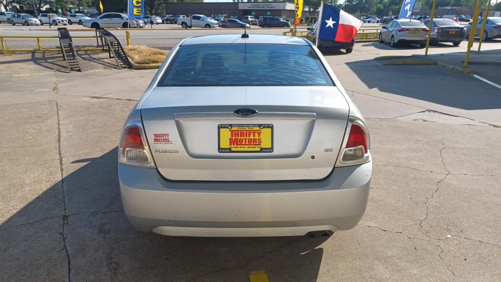 2009 Silver Ford Fusion I4 SE (3FAHP07Z19R) with an 2.3L L4 DOHC 16V engine, located at 16710 Clay Rd., Houston, TX, 77084, (281) 859-7900, 29.834864, -95.656166 - Cash. - Photo #5