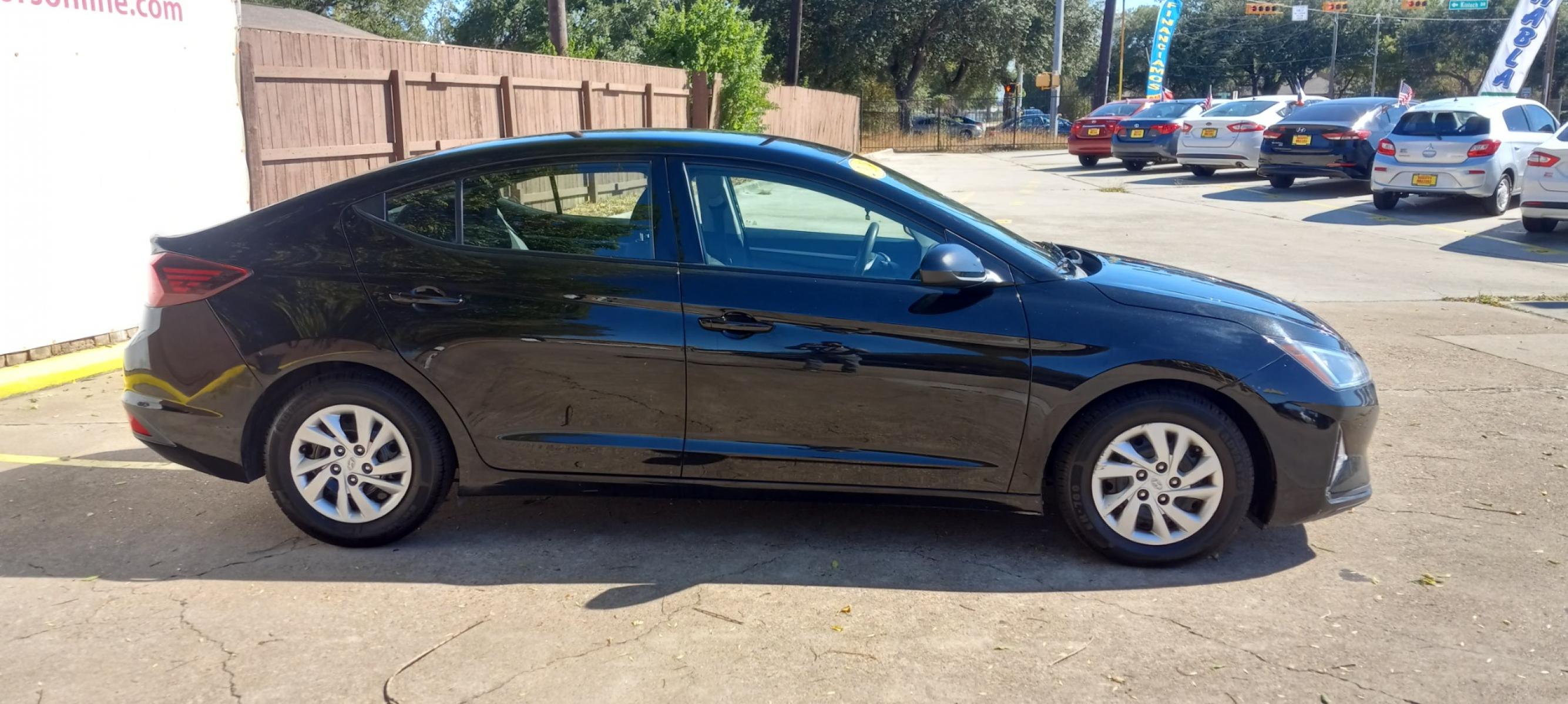 2019 BLACK Hyundai Elantra SE 6AT (5NPD74LF0KH) with an 1.8L L4 DOHC 16V engine, 6A transmission, located at 16710 Clay Rd., Houston, TX, 77084, (281) 859-7900, 29.834864, -95.656166 - Low Down. Low Payments. - Photo #4