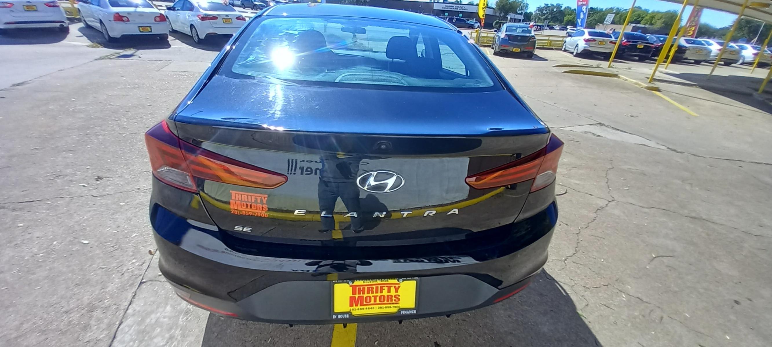 2019 BLACK Hyundai Elantra SE 6AT (5NPD74LF0KH) with an 1.8L L4 DOHC 16V engine, 6A transmission, located at 16710 Clay Rd., Houston, TX, 77084, (281) 859-7900, 29.834864, -95.656166 - Low Down. Low Payments. - Photo #5